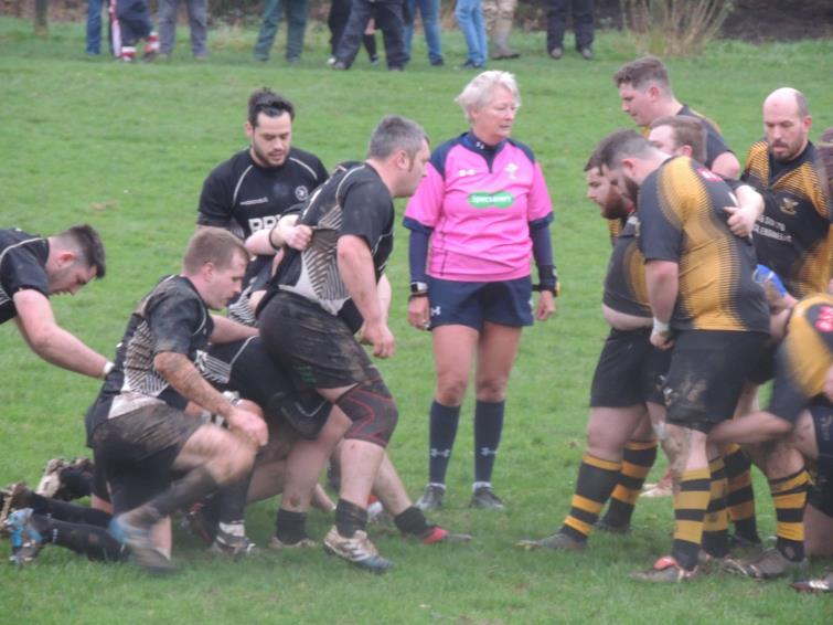 Referee Cath Pritchard gets the scrum set